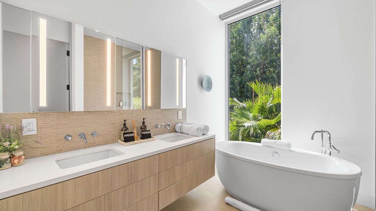 Photo of Bathroom in Leeward Settlement