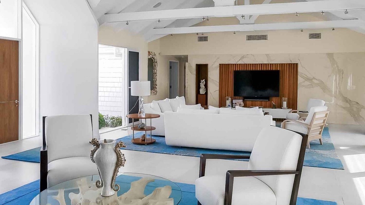Photo of Livingroom in Leeward Settlement