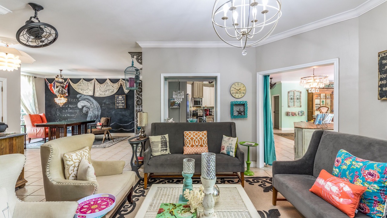 Photo of Livingroom in Leeward Settlement