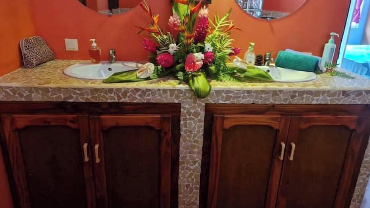 Photo of Bathroom in Teahupoo