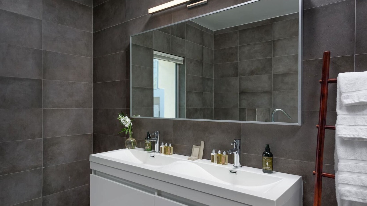 Photo of Bathroom in Leeward Settlement