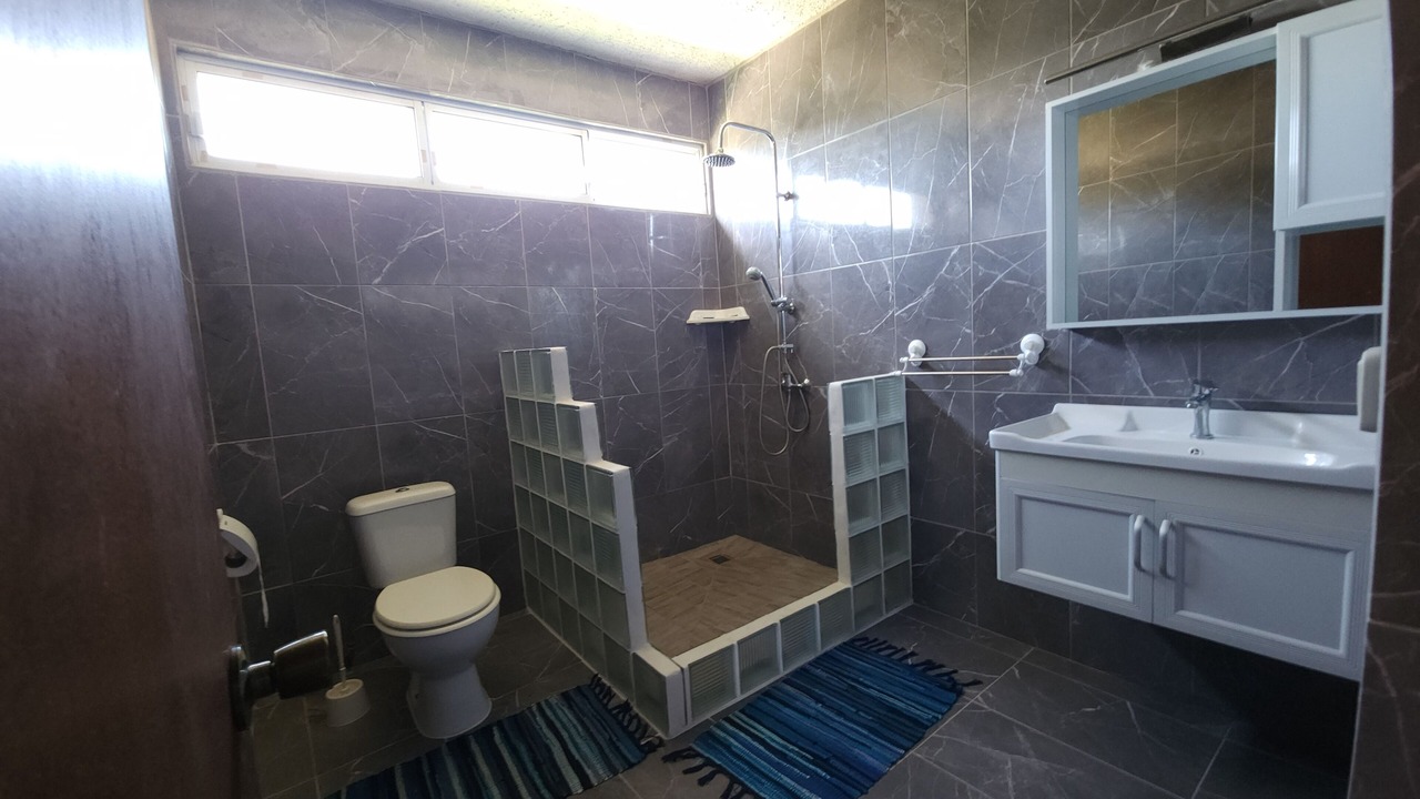 Photo of Bathroom in Teahupoo