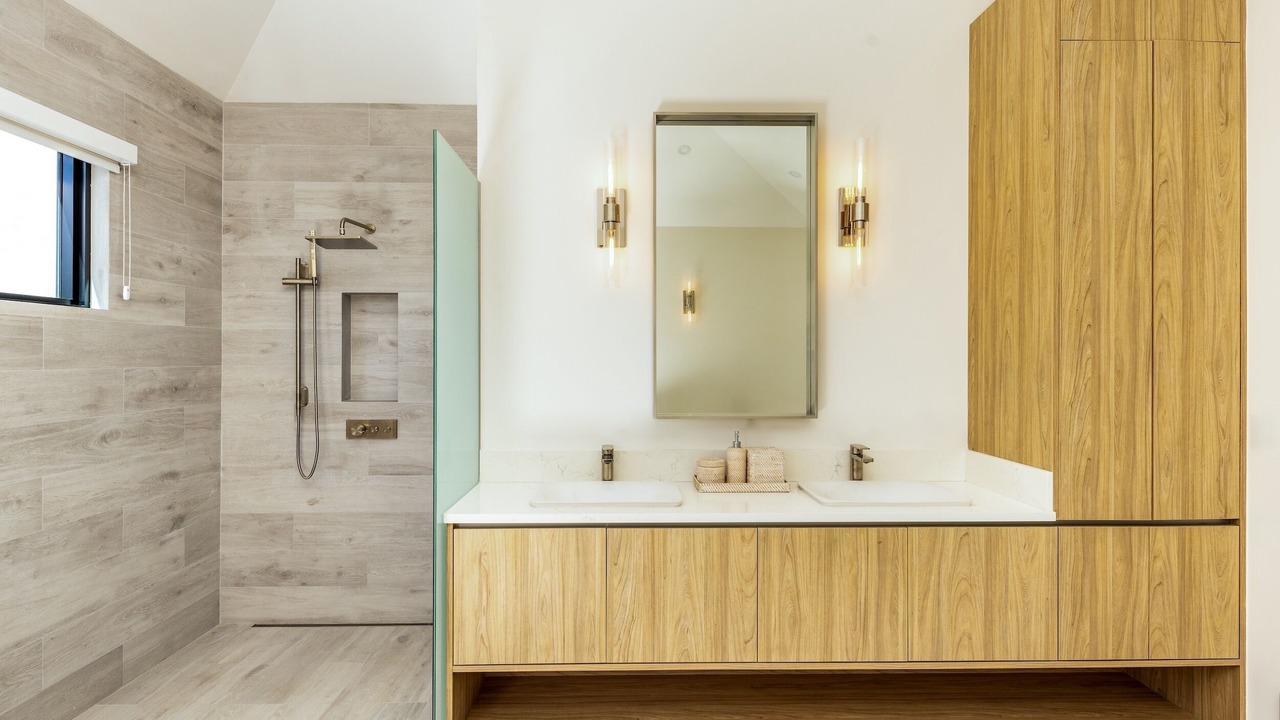 Photo of Bathroom in Leeward Settlement