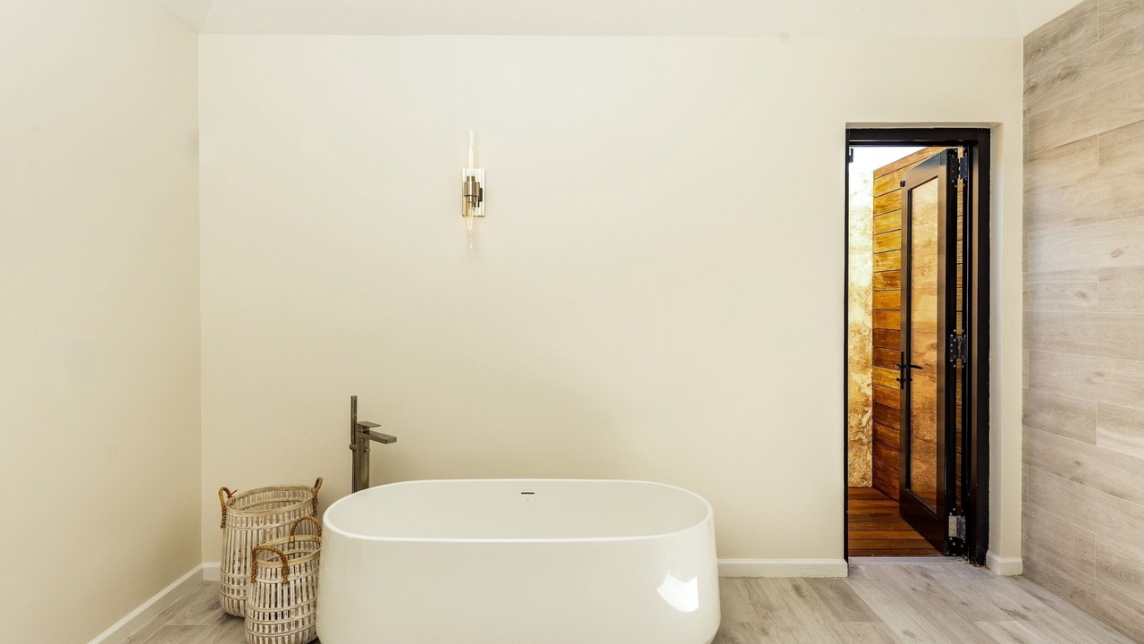 Photo of Bathroom in Leeward Settlement