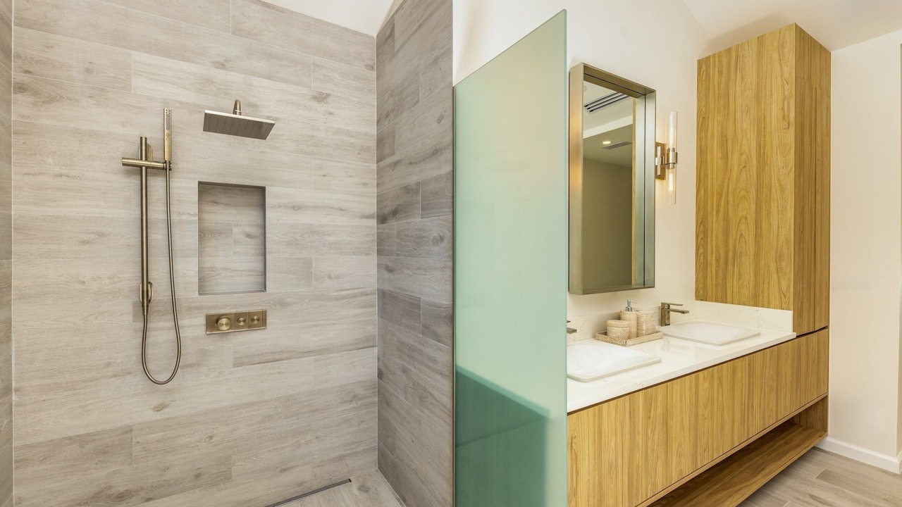 Photo of Bathroom in Leeward Settlement