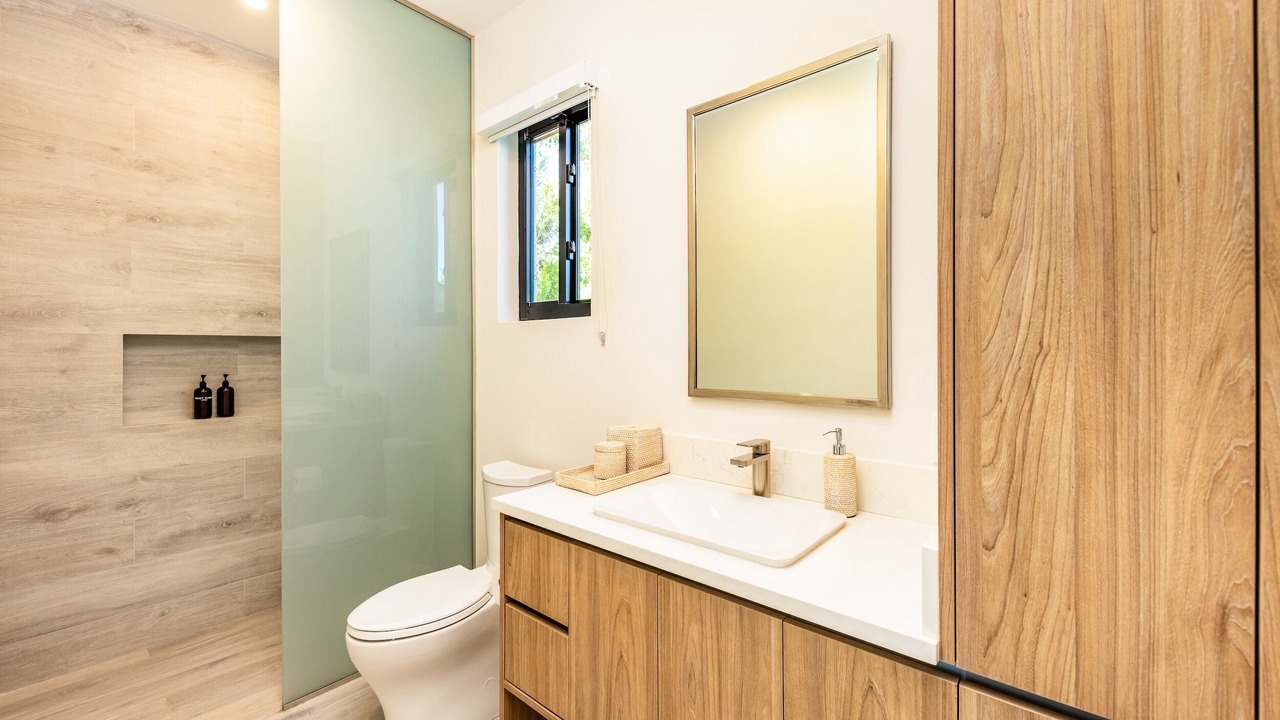 Photo of Bathroom in Leeward Settlement