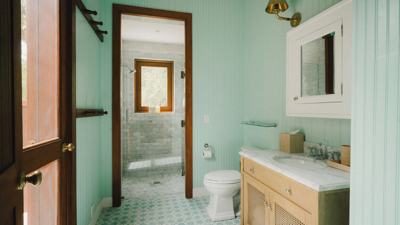 Photo of Bathroom in Leeward Settlement