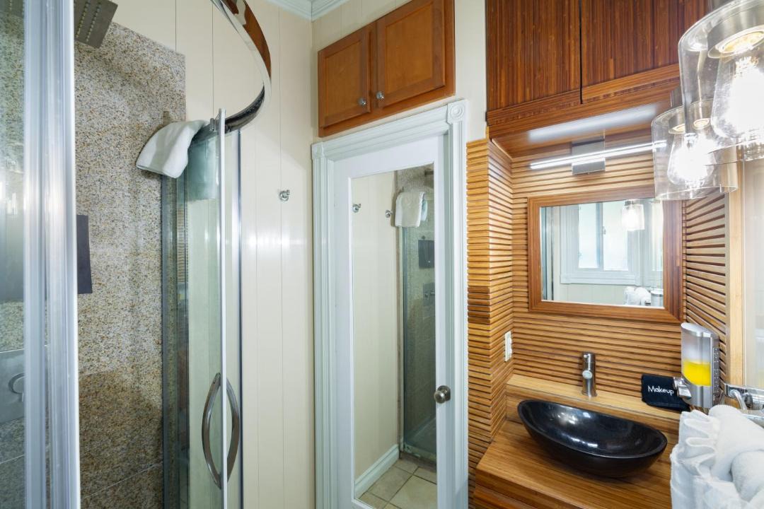 Photo of Bathroom in Venetian Road Settlement