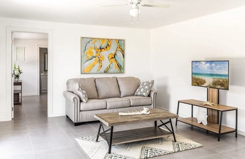 Venetian Road Settlement House | NEW Tropical Couples Retreat, Steps to the Beach