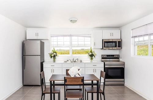 Venetian Road Settlement House | NEW Tropical Couples Retreat, Steps to the Beach