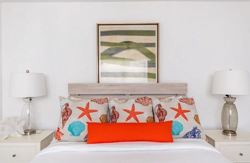 Venetian Road Settlement House | NEW Tropical Couples Retreat, Steps to the Beach